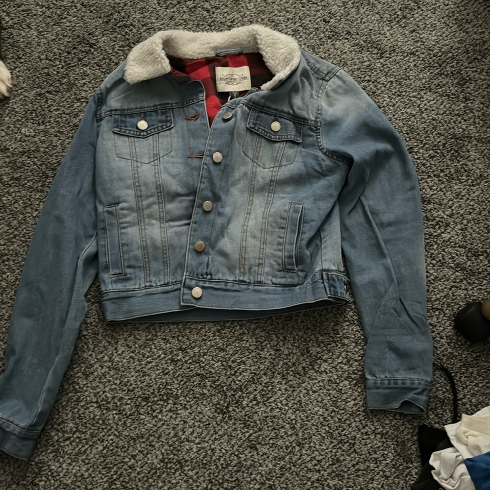 Denim jacket with a fuzz collar